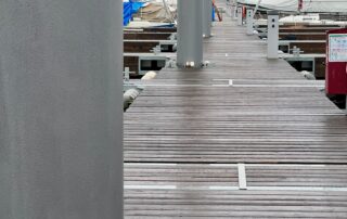 Steg mit gestrichenen Dalben