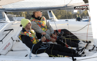 Schothandling im Sitzen auf der RS Venture Connect SCS bei der Meisterschaft der Meister auf der Außenalster in Hamburg