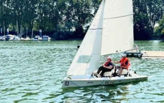 Das SCR-Boot "Lotta" beim Inklusionssegeln im Schiersteiner Hafen