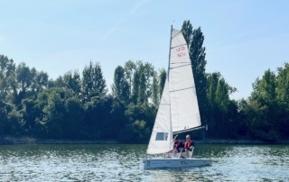 Das SCR-Boot "Lotta" beim Inklusionssegeln im Schiersteiner Hafen