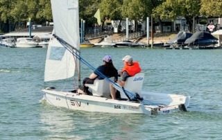 Das SCR-Boot "Lotta" beim Inklusionssegeln im Schiersteiner Hafen