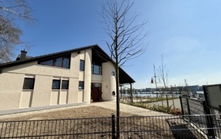 Die frisch gepflanzte Winterlinde am Eingangstor