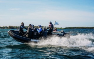 Auf dem Weg zum schnellen Bootswechsel auf dem Wasser