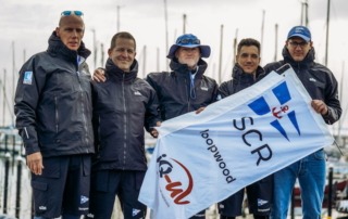 Das Bundesliga-Team des Segelclub Rheingau mit der "BattleFlag"